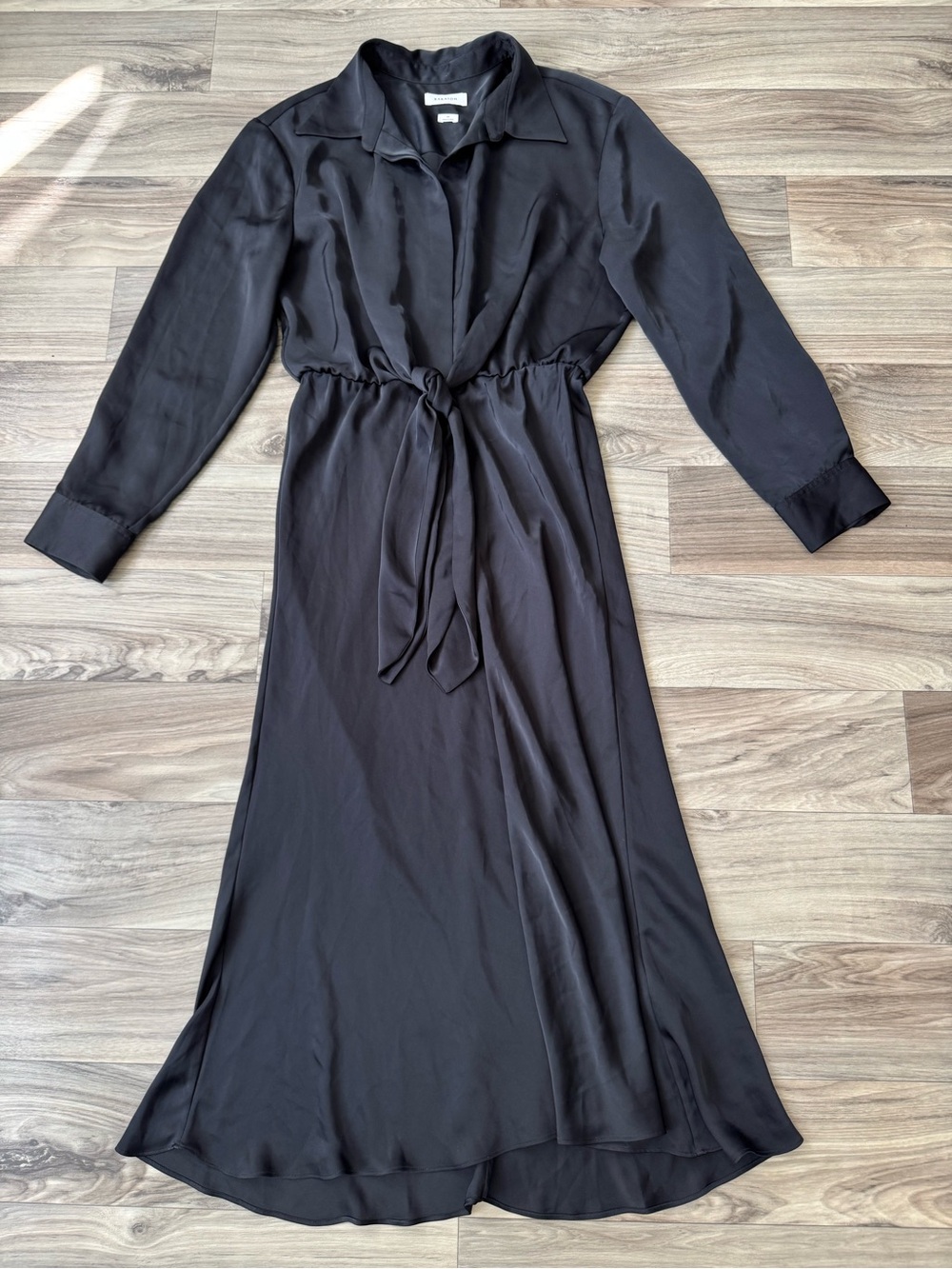 Aritzia Babaton Abbey Dress Satin Button-up Midi Shirt Dress in Black Sz Medium